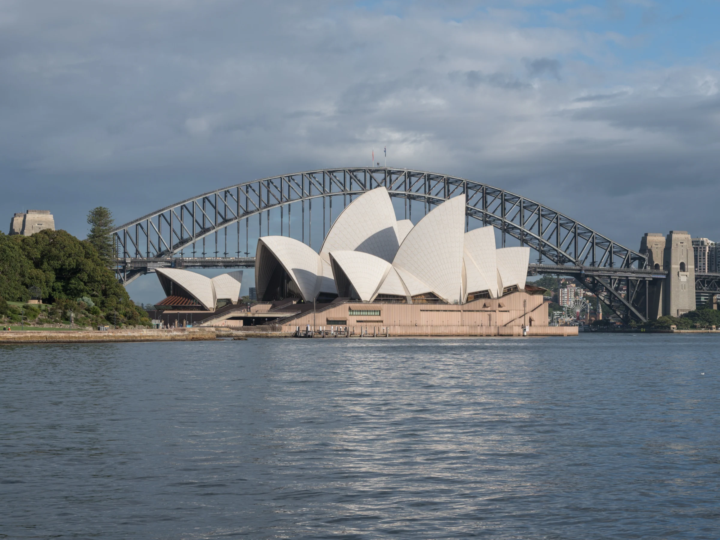 Nhà hát Opera Sydney và cầu cảng Sydney Harbour Bridge ở Úc