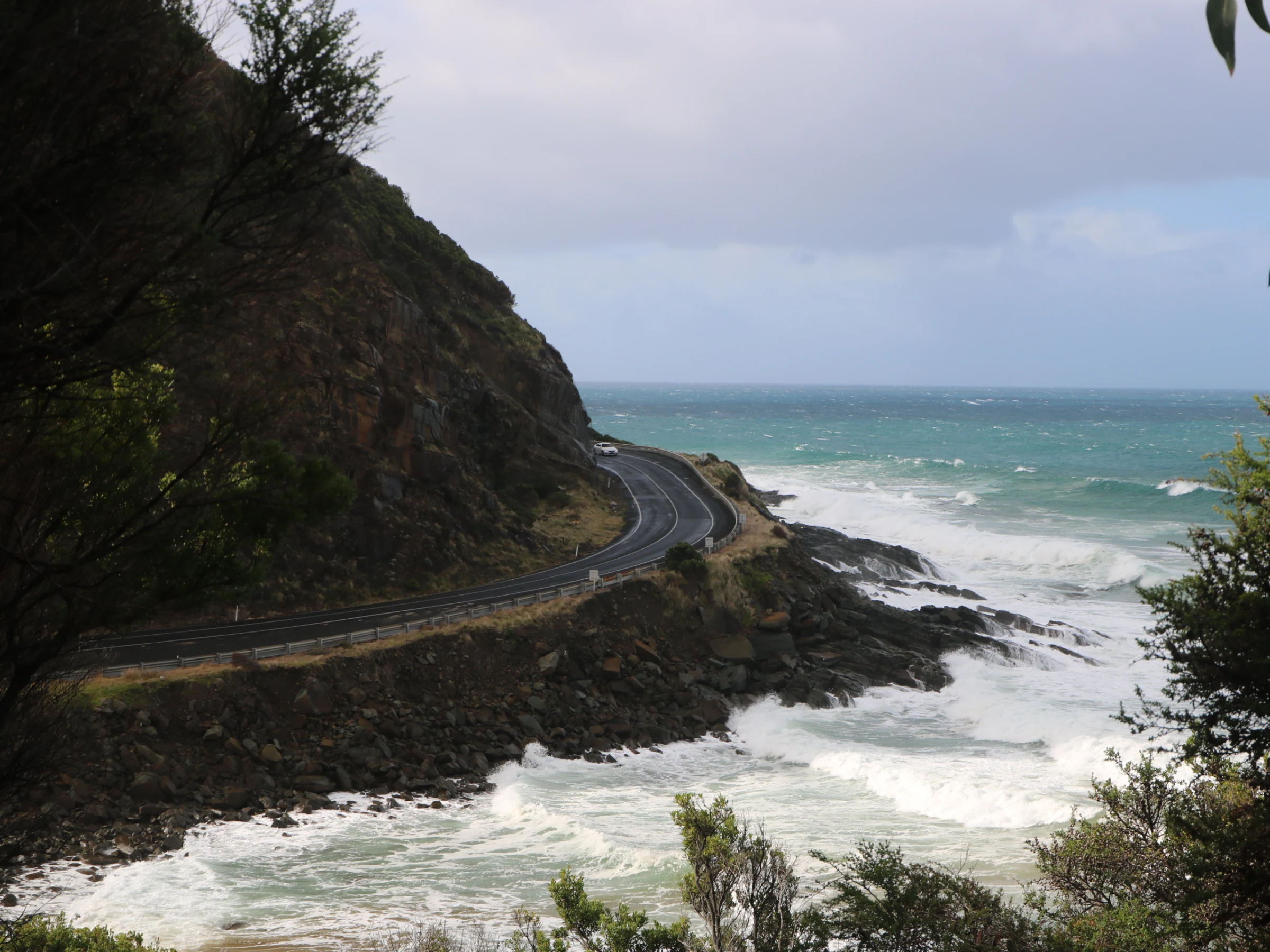 Cung đường ven biển uốn lượn và cảnh biển trên Great Ocean Road, bang Victoria, Úc – lý tưởng để lên kế hoạch tự lái