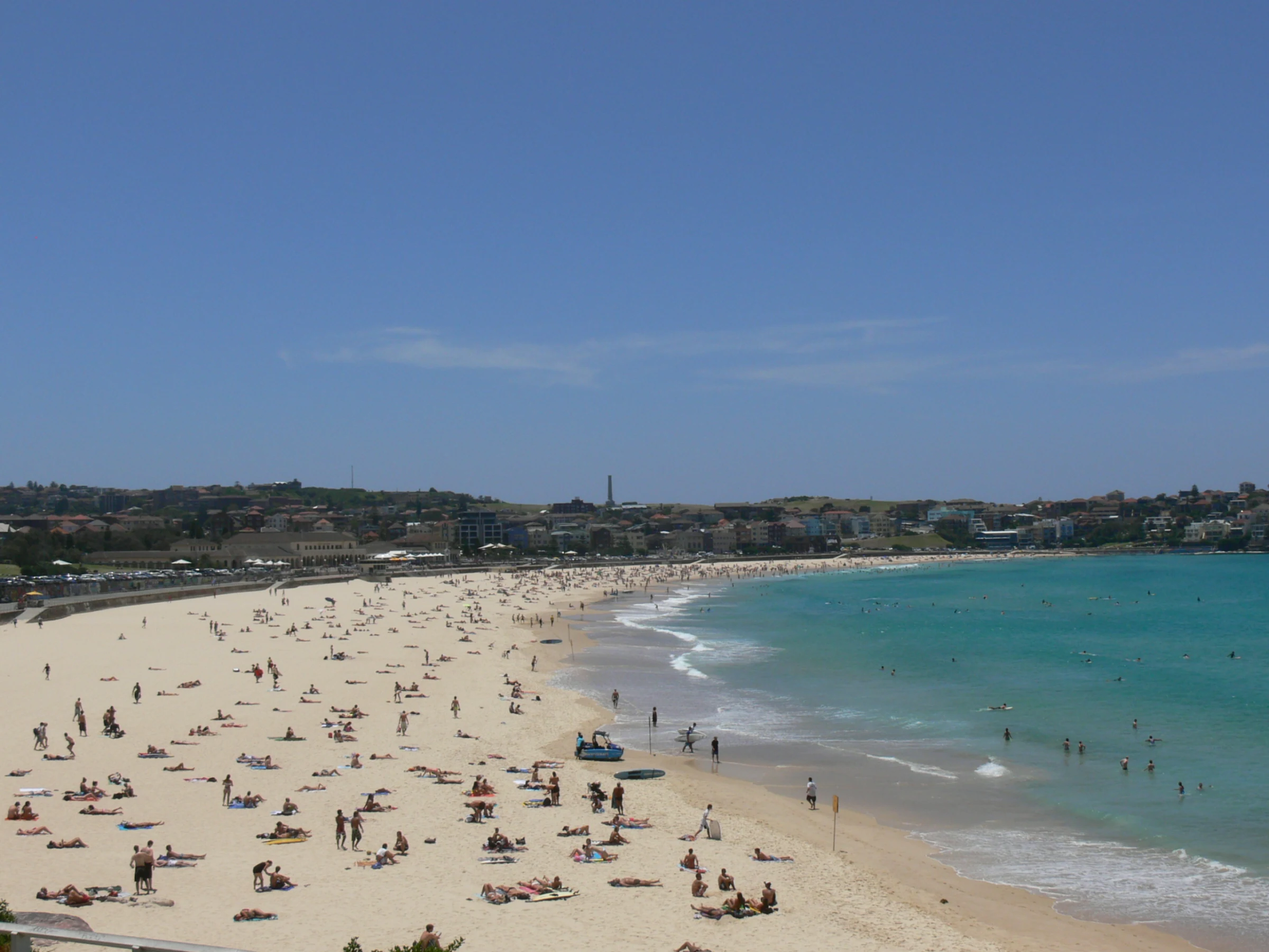 Bãi biển Bondi ở Sydney, Úc – cảnh bờ biển minh họa mùa hè và việc chống nắng khi du lịch Úc
