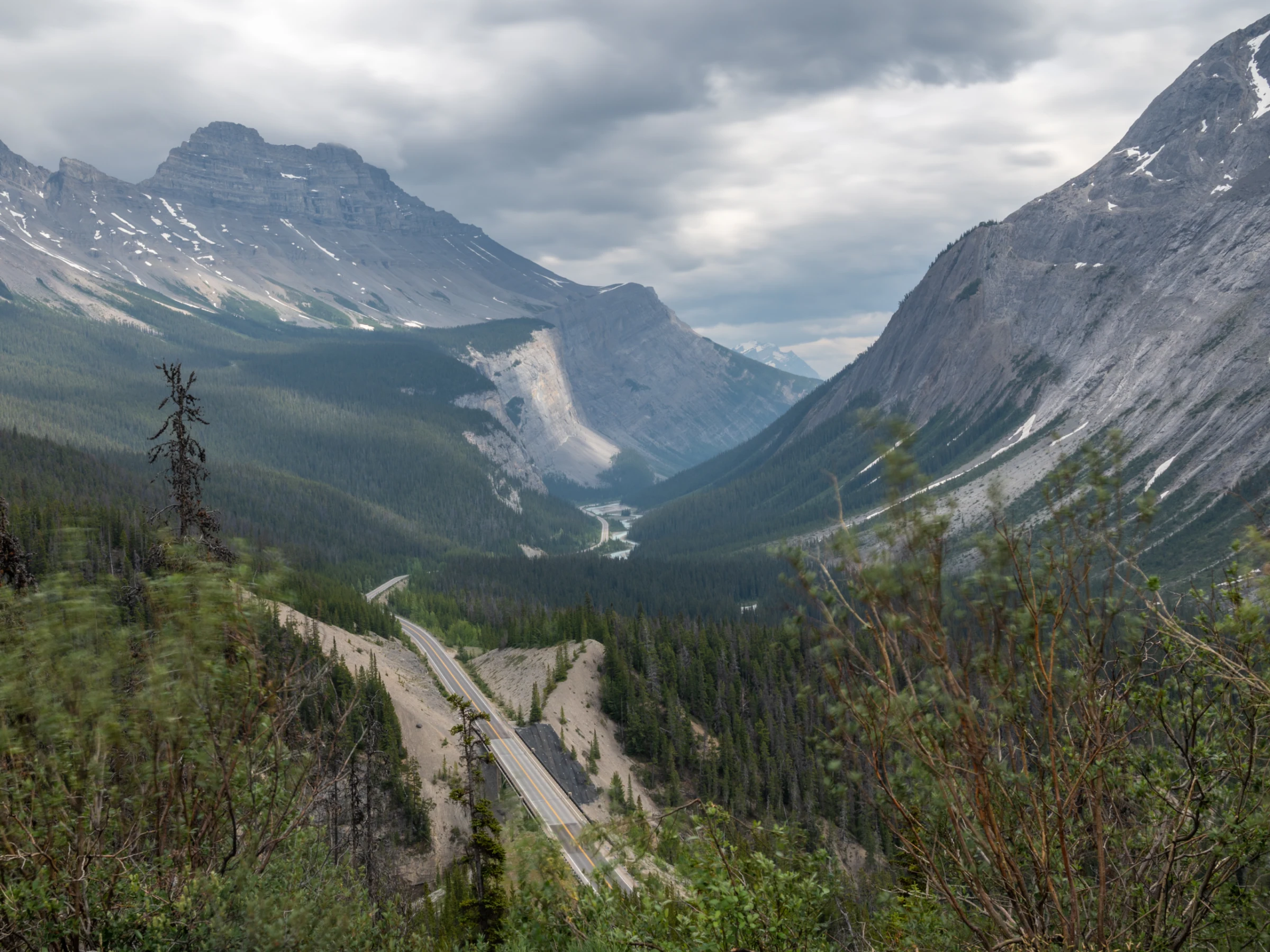 Cung đường Icefields Parkway số 93 uốn lượn giữa các thung lũng ở dãy núi Rocky, Canada