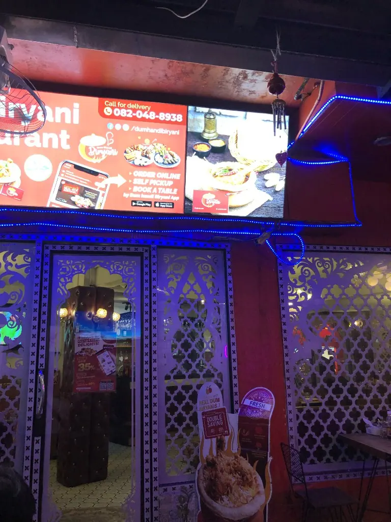 印度香料飯餐廳的藍色燈飾門面