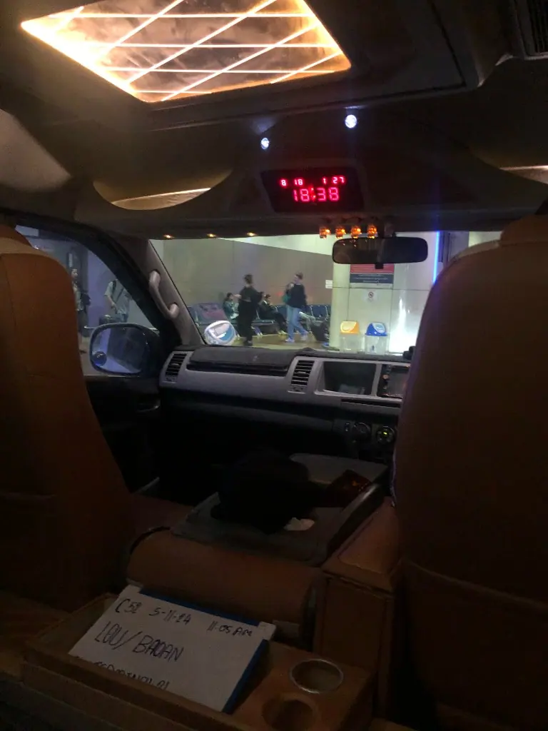 回程廂型車內，儀表顯示上車時間