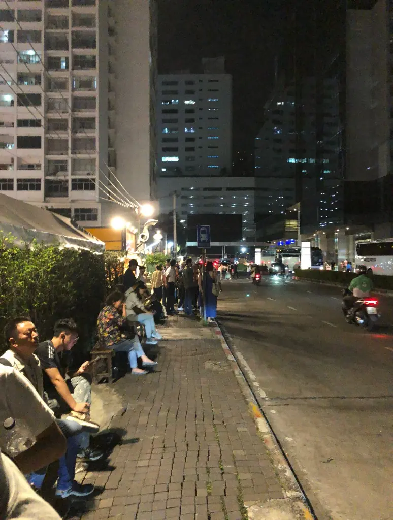 夜間路邊等車的人