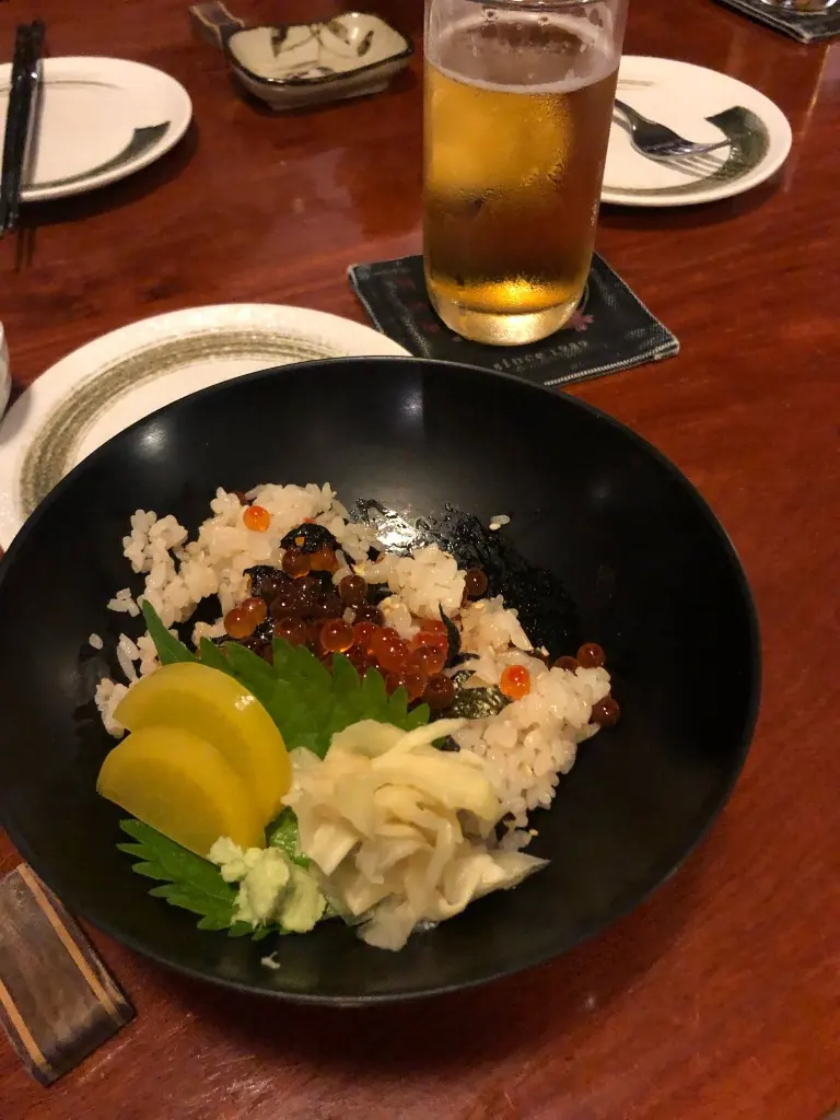 居酒屋的鮭魚卵丼與啤酒