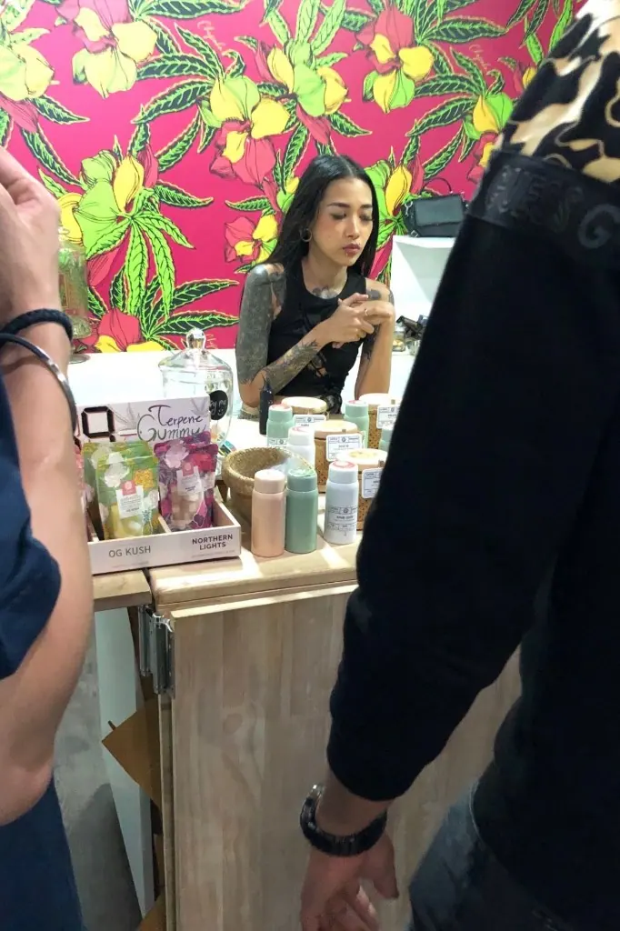 曼谷一間商店的櫃檯與瓶罐