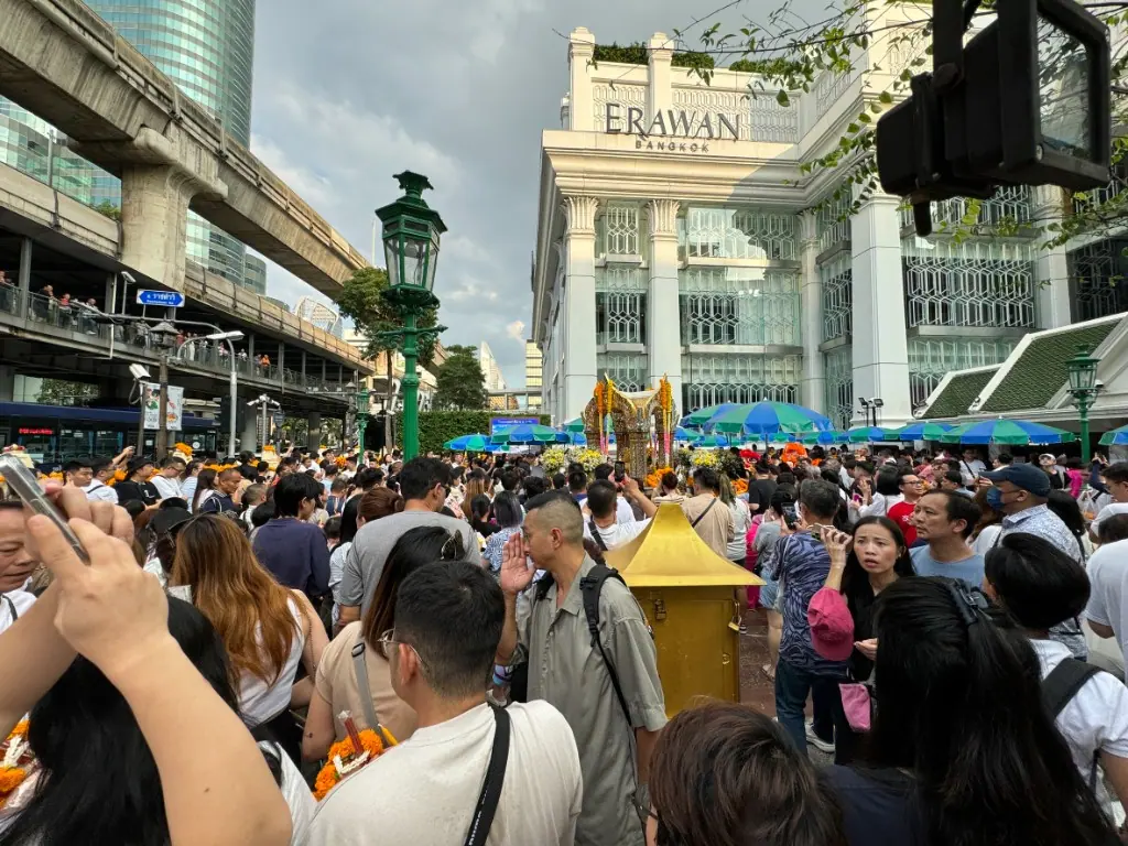 曼谷四面佛前人潮與 Erawan Bangkok