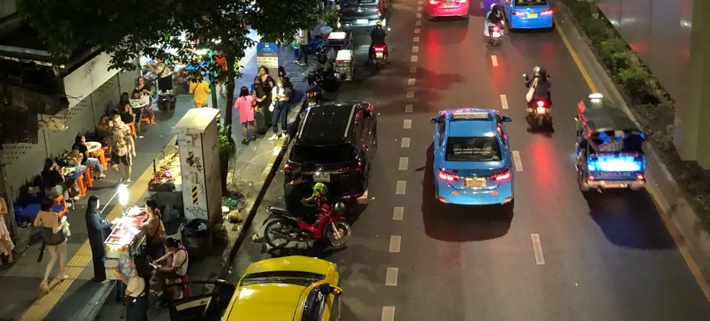 高處俯瞰夜間車流與路邊小吃