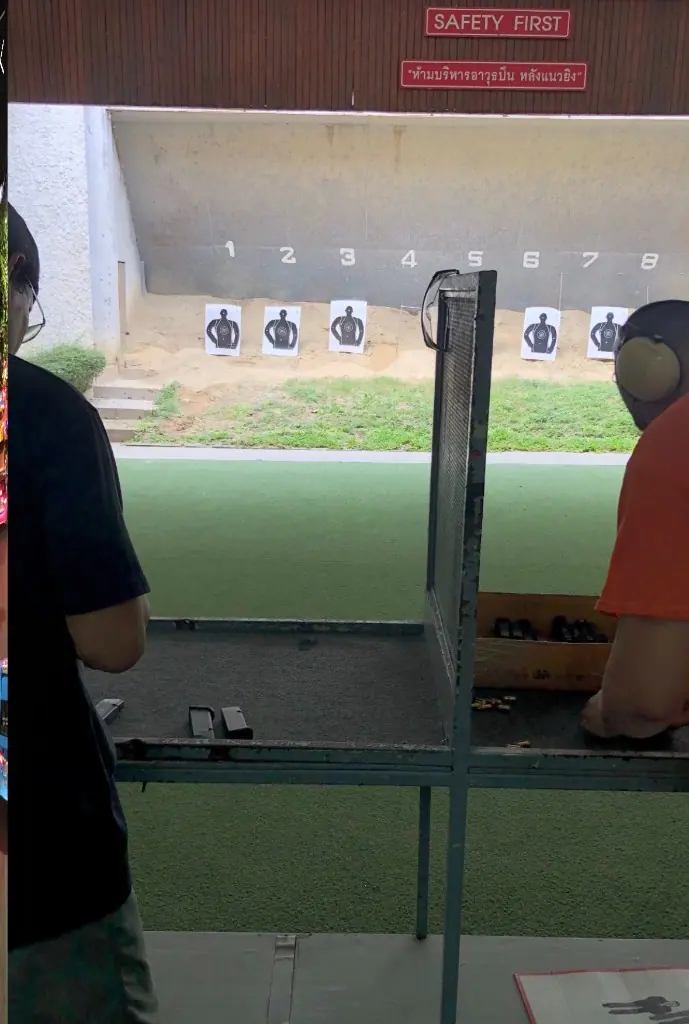 曼谷實彈射擊場，靶紙與 SAFETY FIRST 標示