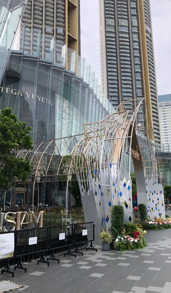 ICONSIAM 玻璃外牆與河岸裝置