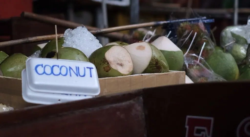 水上市場椰子攤，牌子寫著 COCONUT