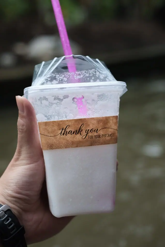 水上市場一杯椰子飲
