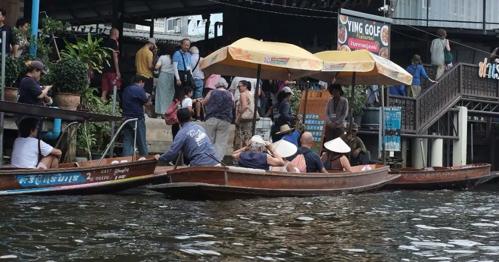 丹嫩沙多水上市場，黃色陽傘下的遊船