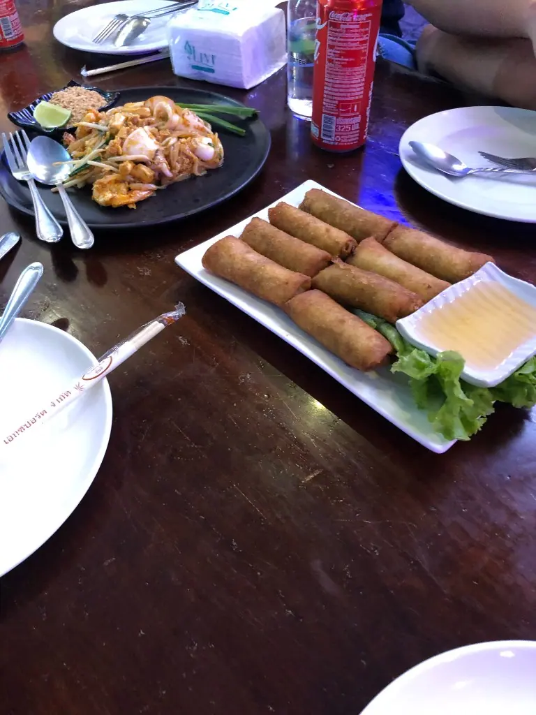 泰式炒河粉與炸春捲