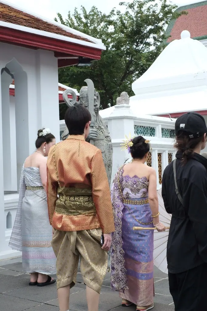 廟口穿泰式禮服拍照的人