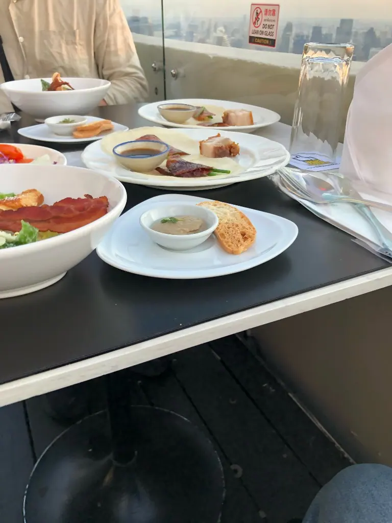 Bangkok Balcony 的烤豬、沙拉與麵包