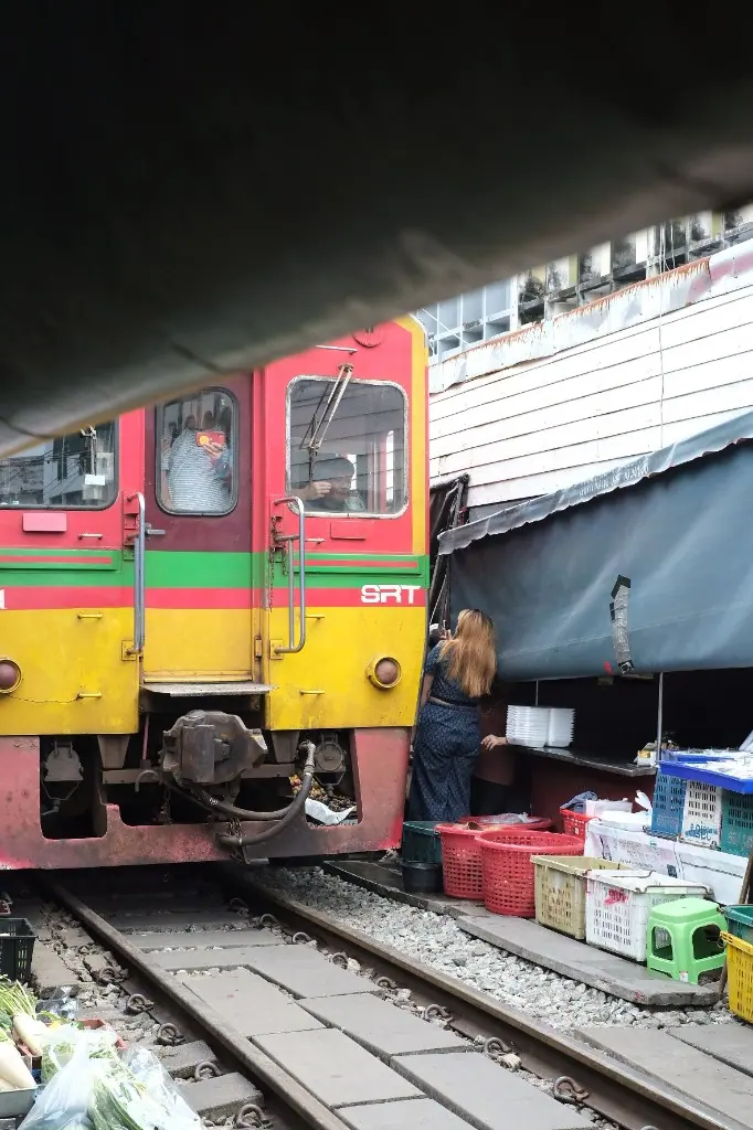 美功鐵道市場火車車頭貼著攤棚