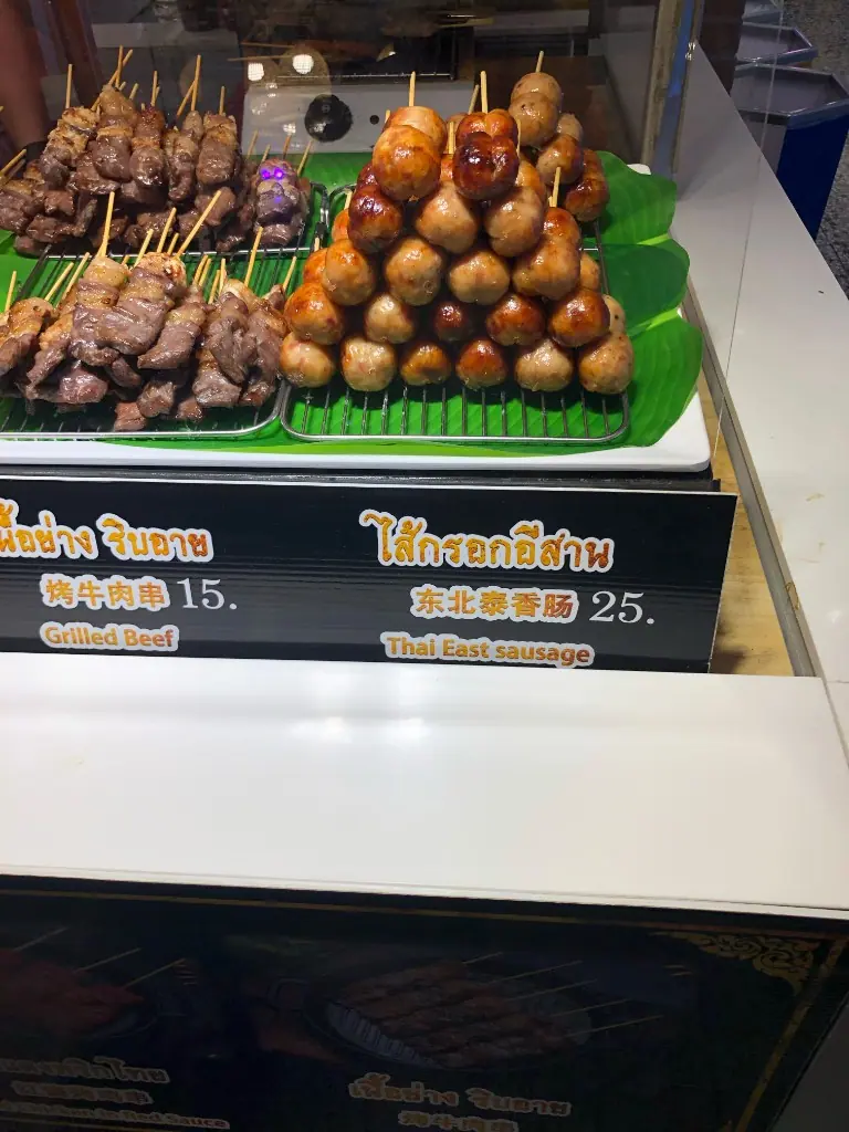 路邊攤的烤牛肉串與東北泰式香腸