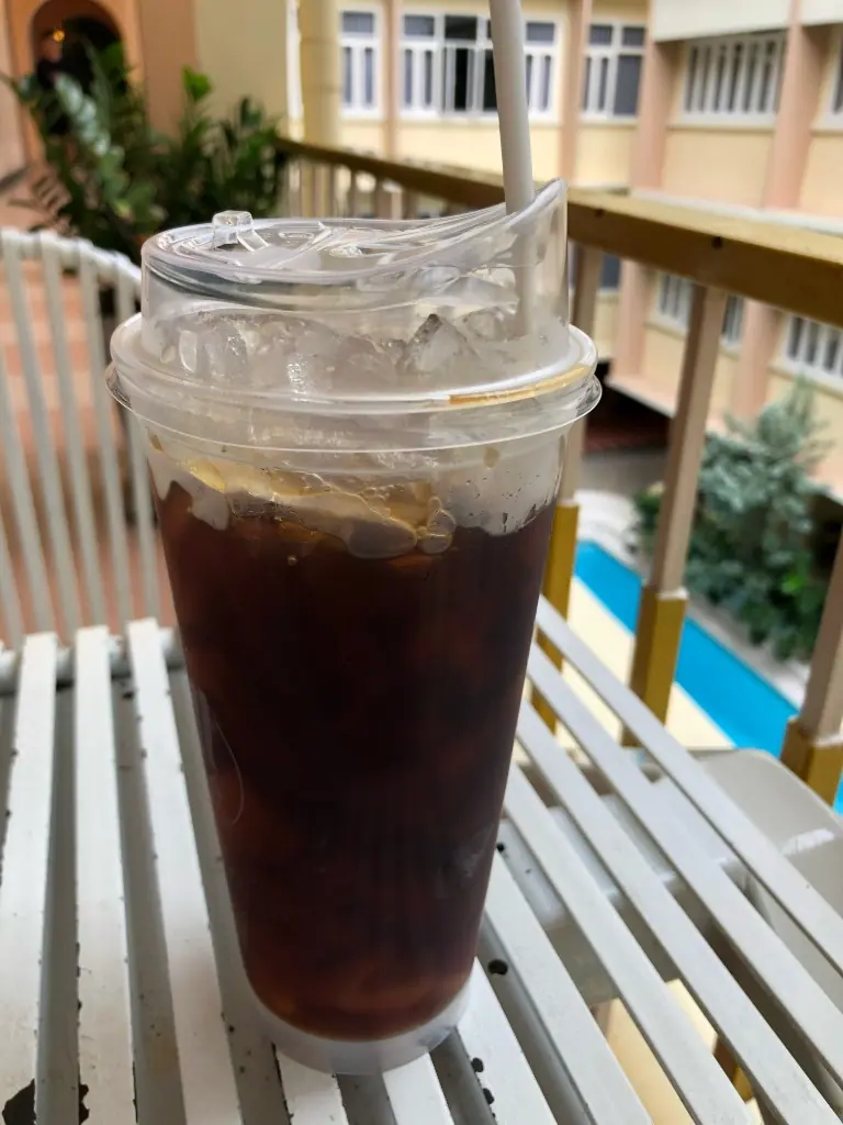 飯店陽台的一杯冰咖啡