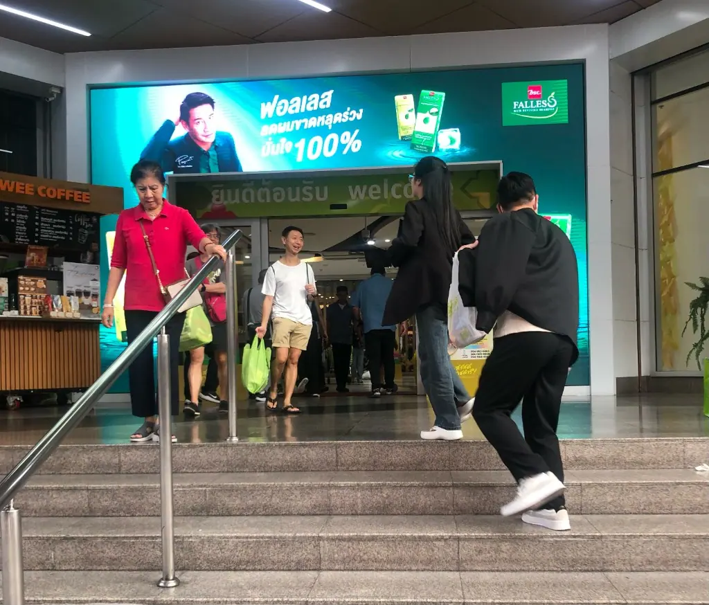 Big C 入口與旁邊的咖啡店