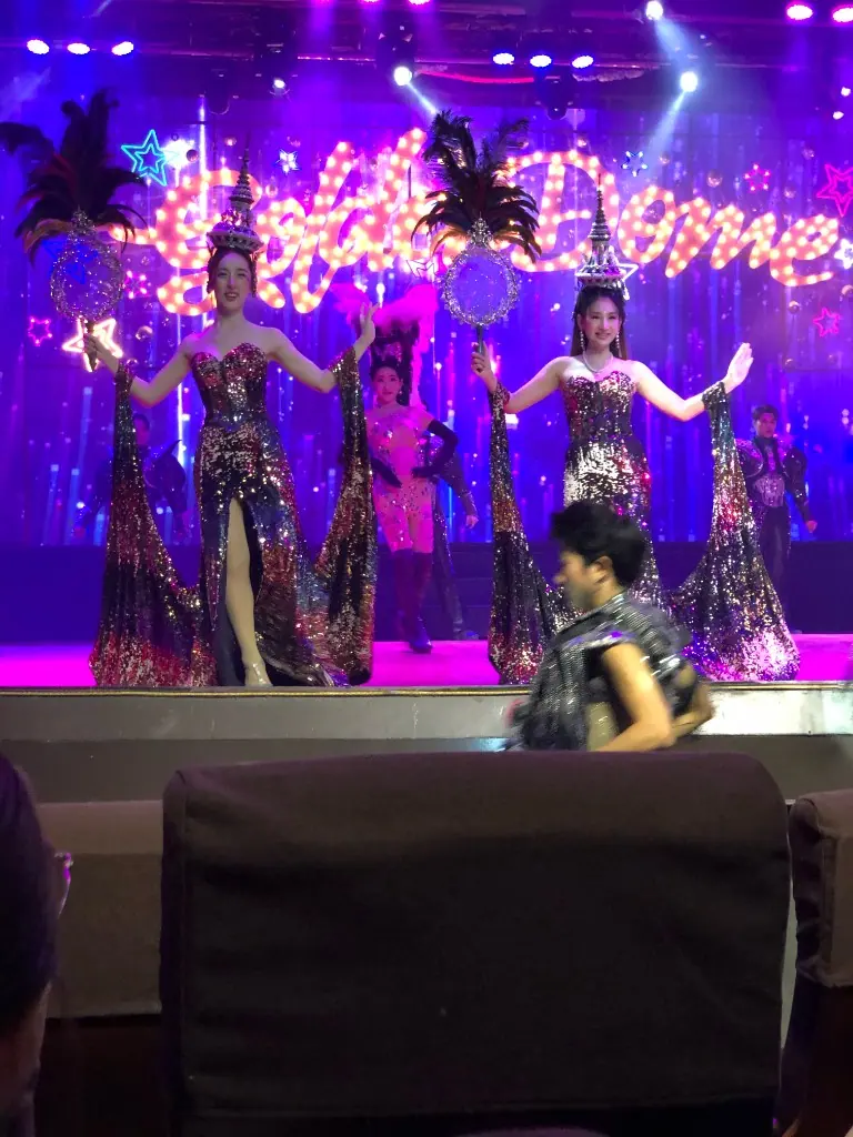 Golden Dome 舞台上的表演