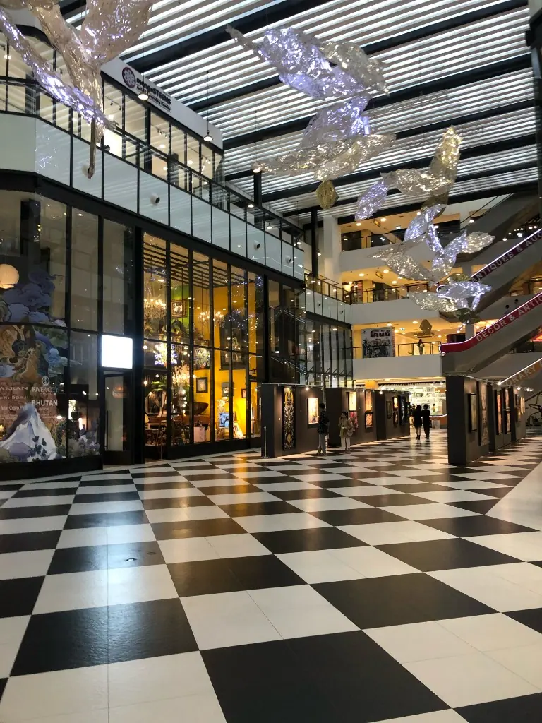 ICONSIAM 中庭懸掛的銀色飛鳥