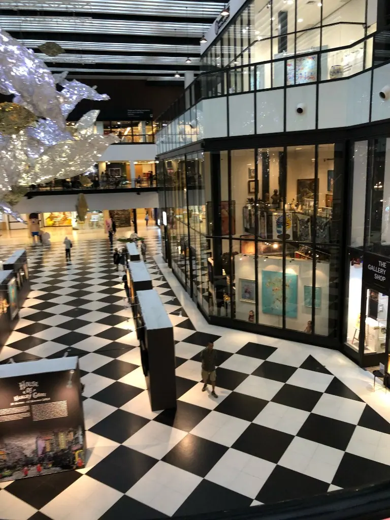 ICONSIAM 中庭的黑白格子地板