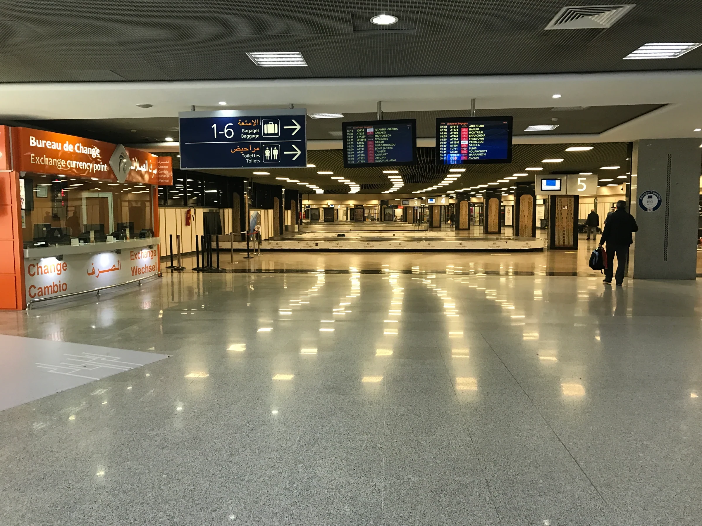 國際機場行李提領區的轉盤和指示牌