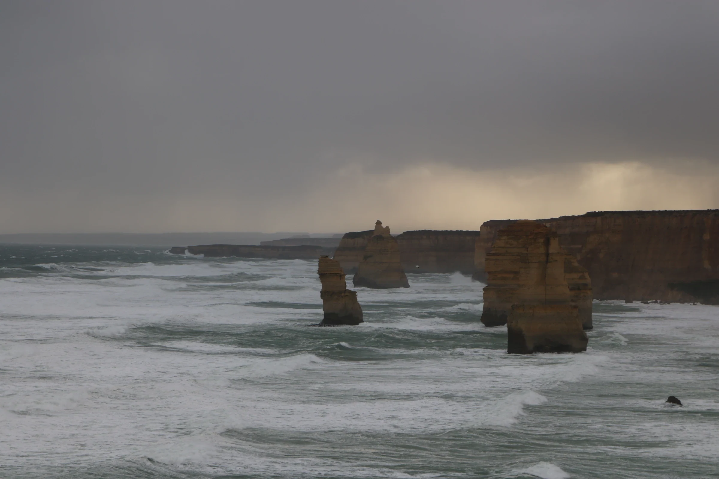 Các cột đá biển Twelve Apostles và sóng Nam Đại Dương trên Great Ocean Road, bang Victoria