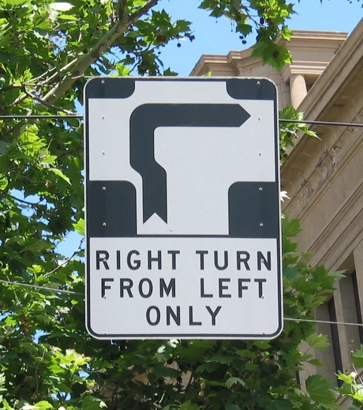 Biển báo Hook Turn ở Melbourne ghi RIGHT TURN FROM LEFT ONLY, nghĩa là phải rẽ phải từ làn bên trái theo chỉ dẫn