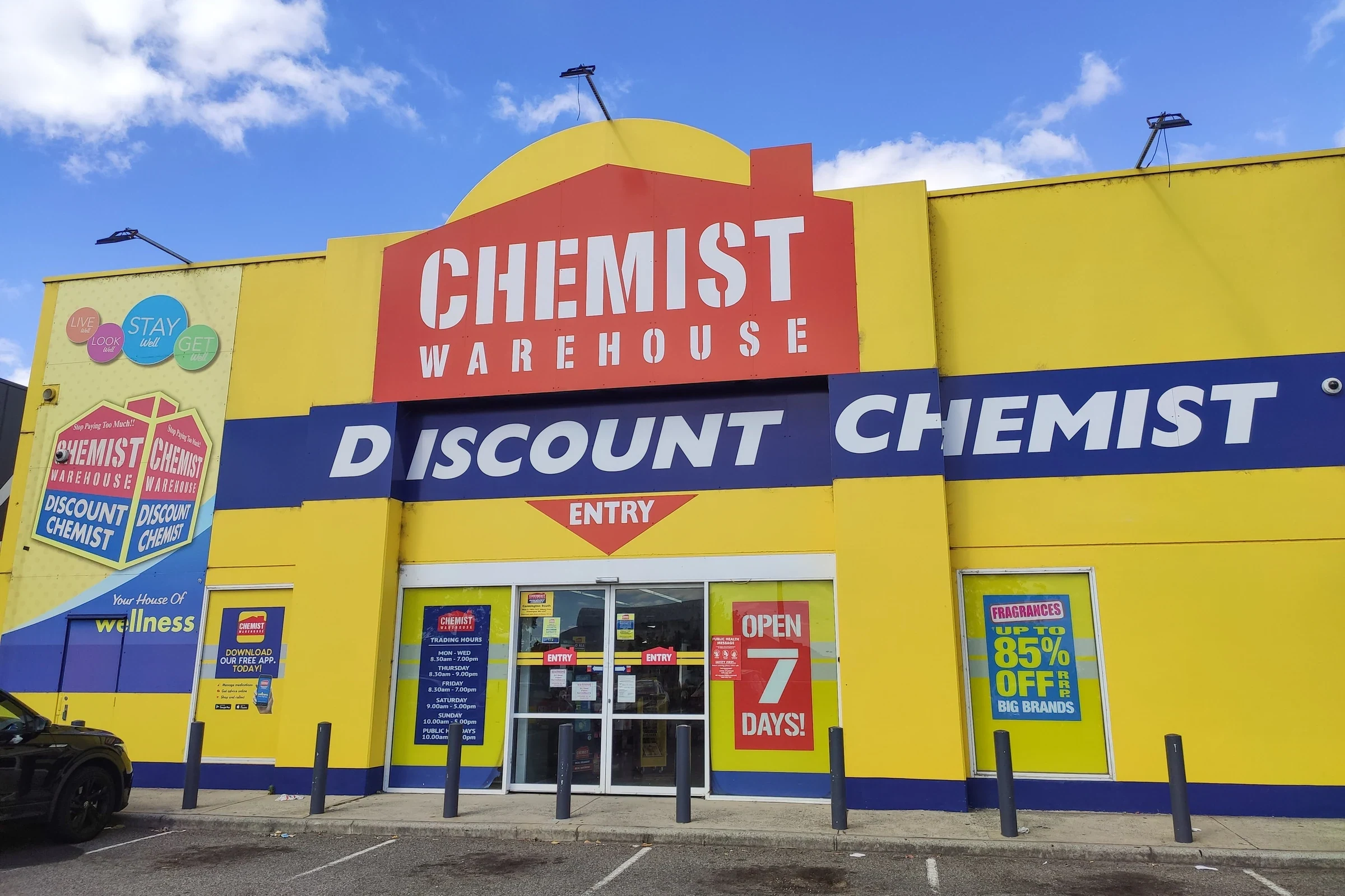 Hiệu thuốc Chemist Warehouse ở Úc với biển hiệu vàng đỏ, mặt tiền chi nhánh Cannington ở Tây Úc