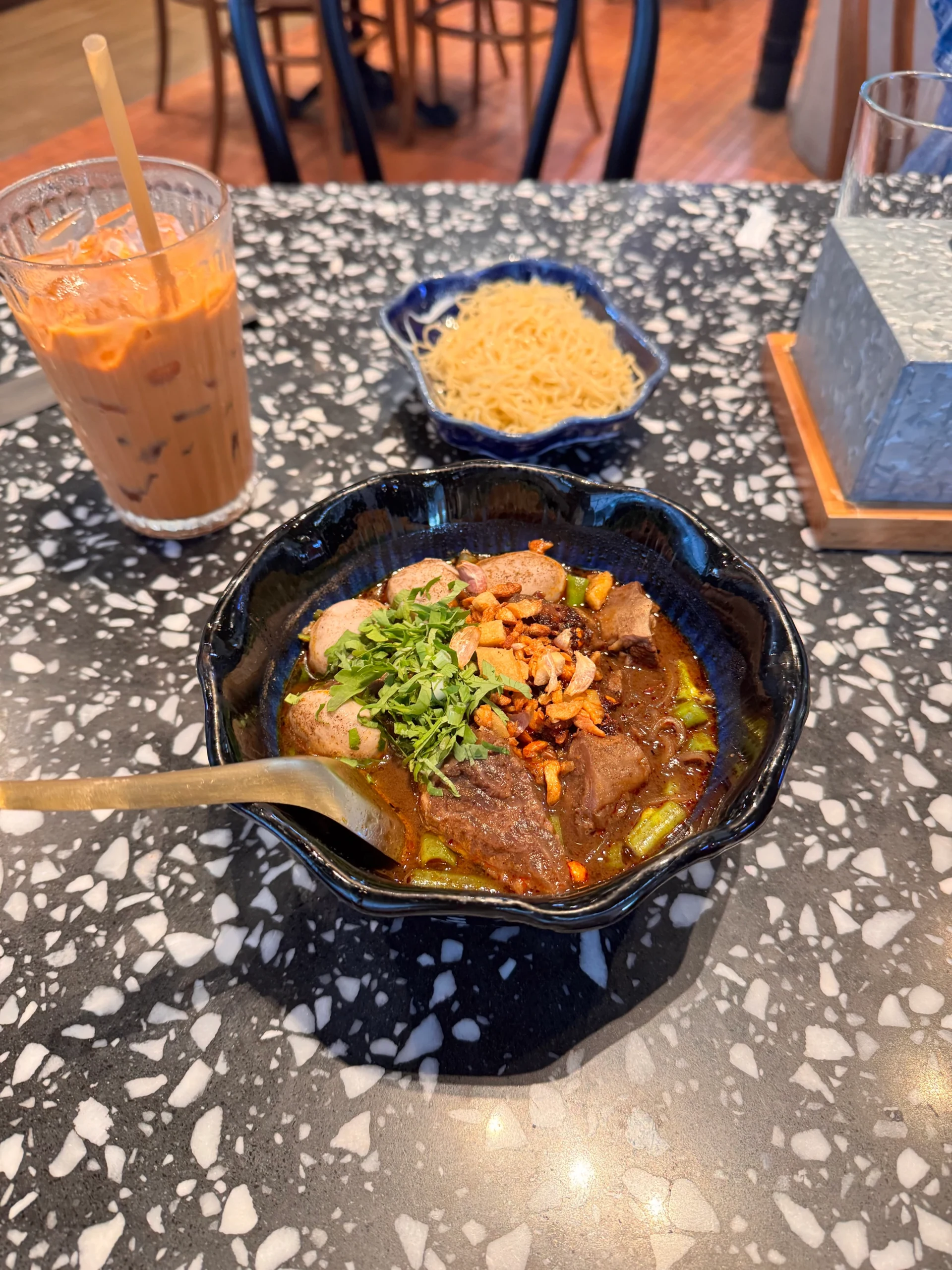 泰式船麵、深色湯頭與配料
