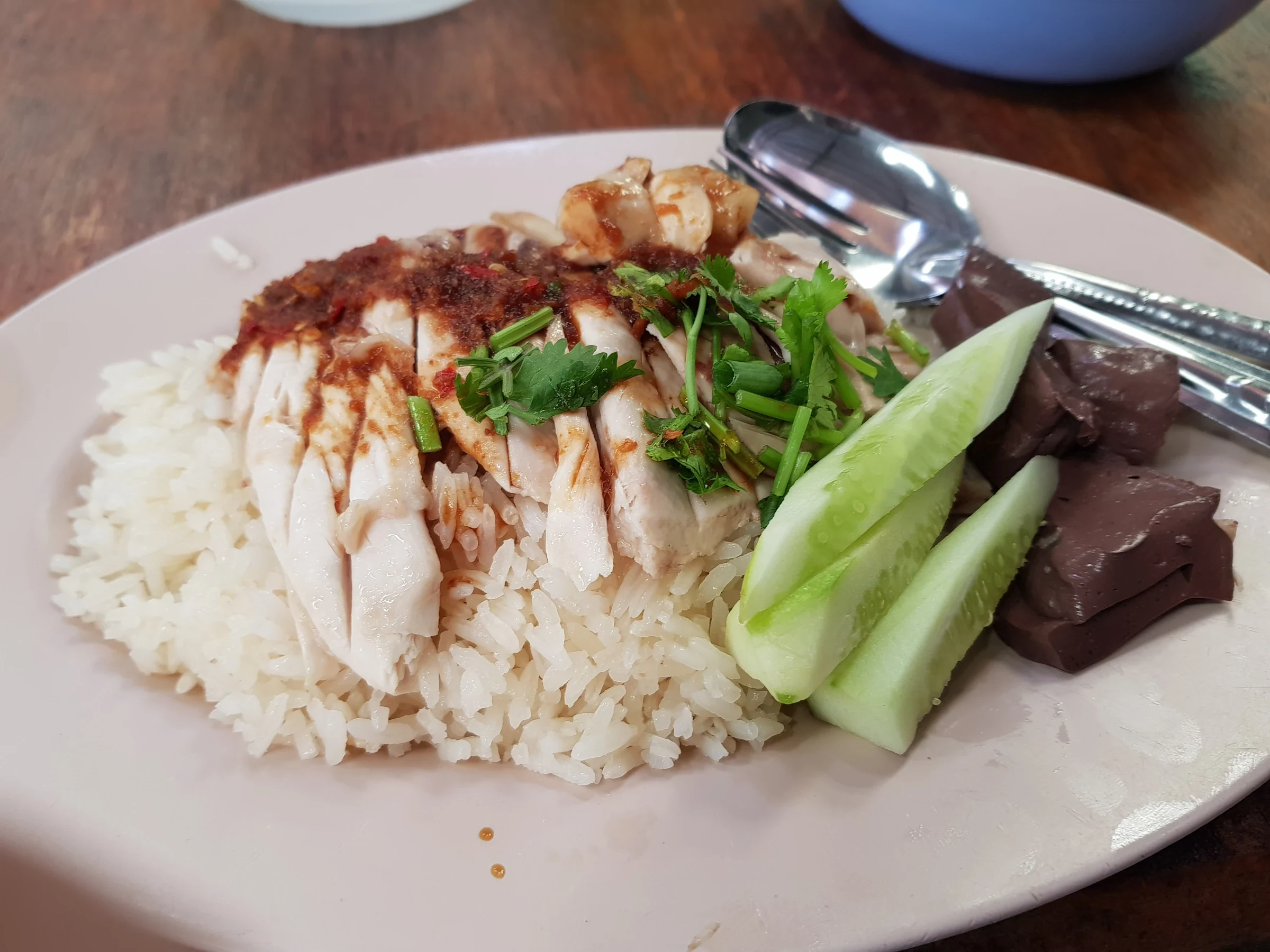 泰國海南雞飯與醬料示意