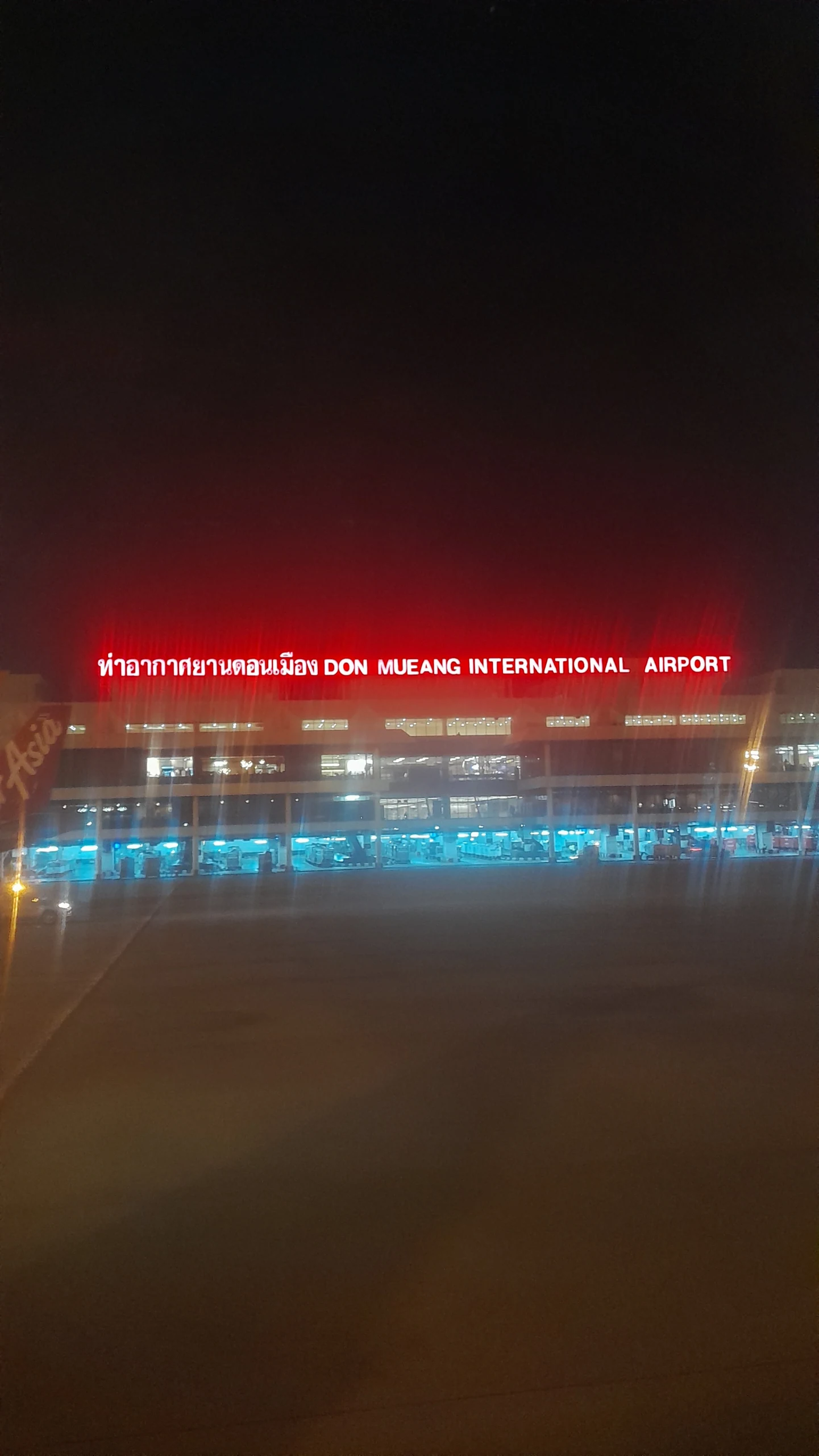 廊曼機場夜間航廈外觀