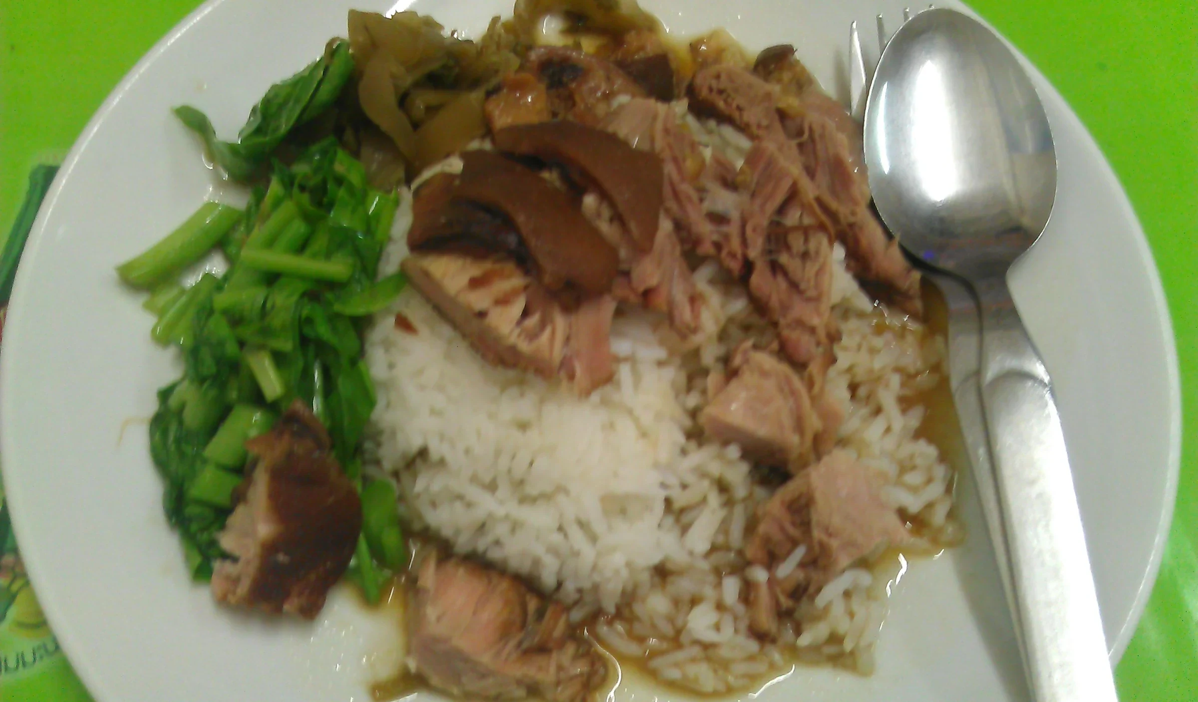 泰式豬腳飯配白飯與青菜