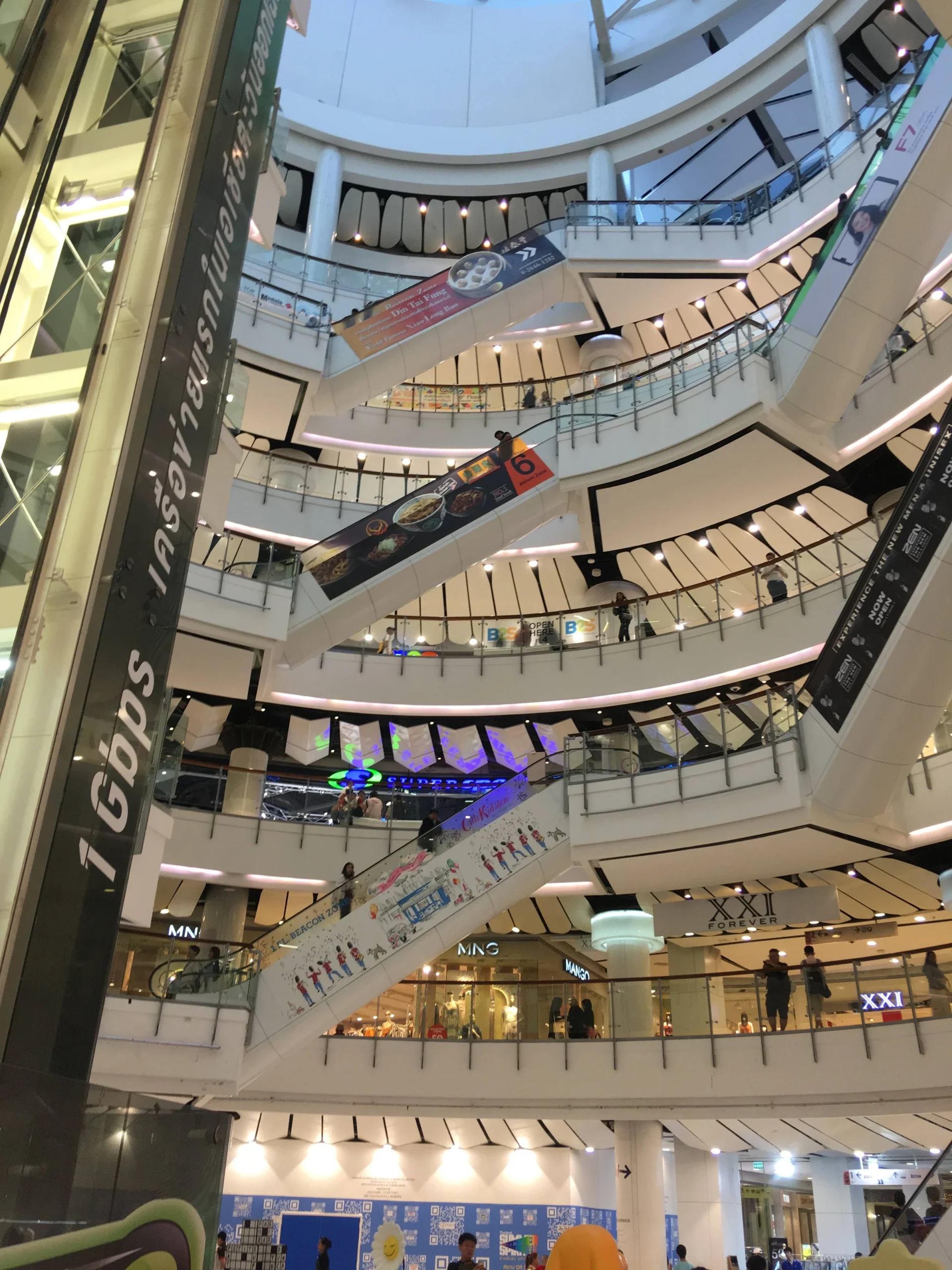 曼谷 CentralWorld 購物中心室內空間與手扶梯