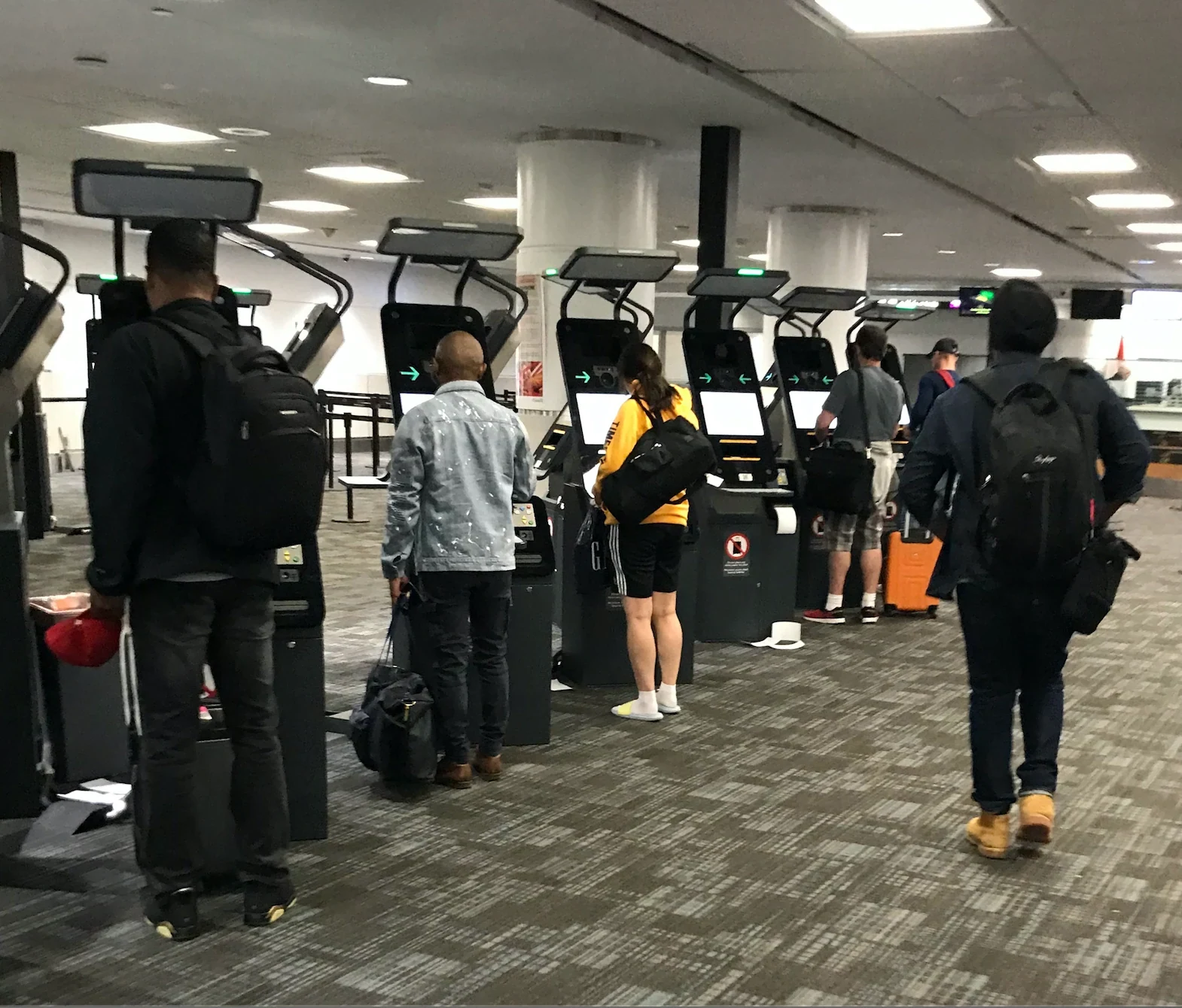 Cảnh thực tế các máy kiểm tra nhập cảnh tự phục vụ tại sân bay Toronto