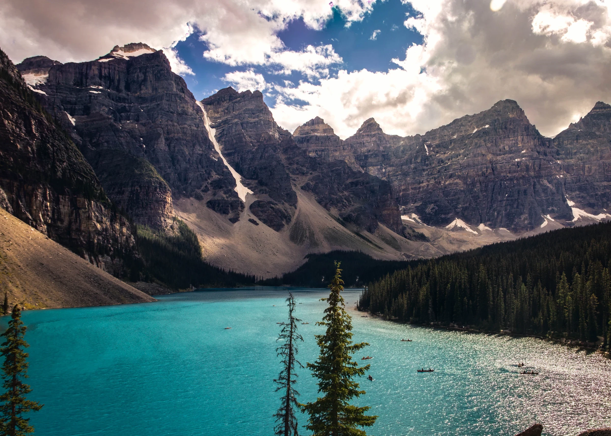 Hồ Moraine và dãy núi Mười Đỉnh (Valley of the Ten Peaks) ở vườn quốc gia Banff, Canada