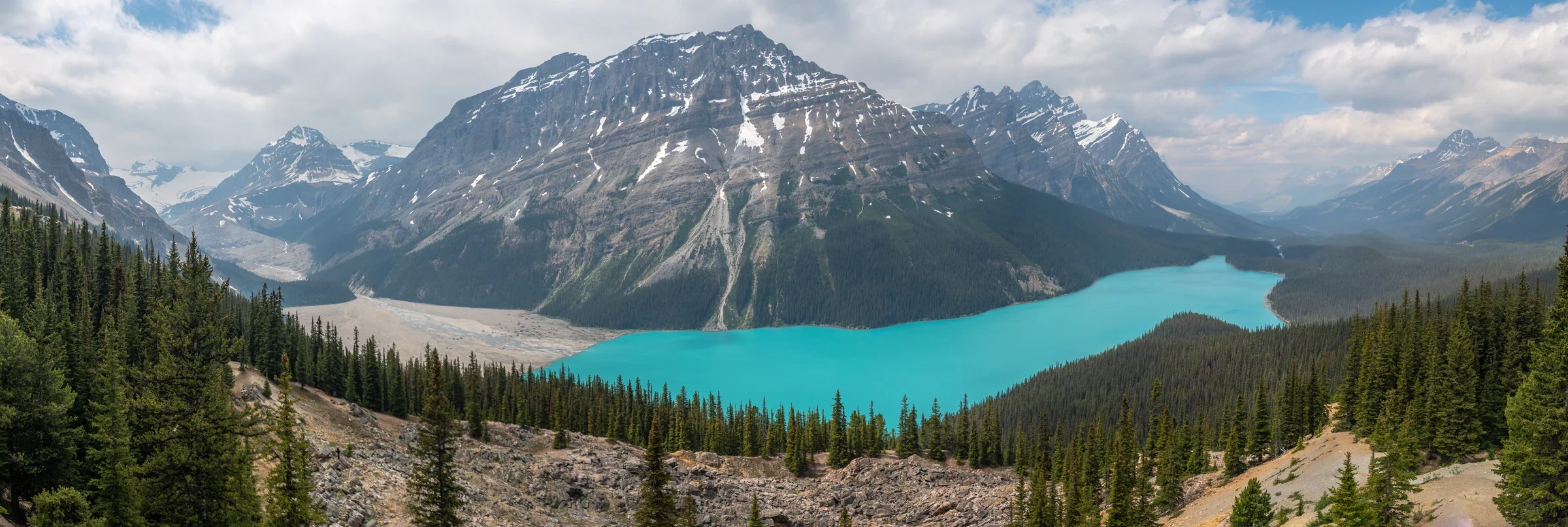 Toàn cảnh hồ sông băng Peyto Lake bên cung đường Icefields Parkway số 93, dãy núi Rocky Canada