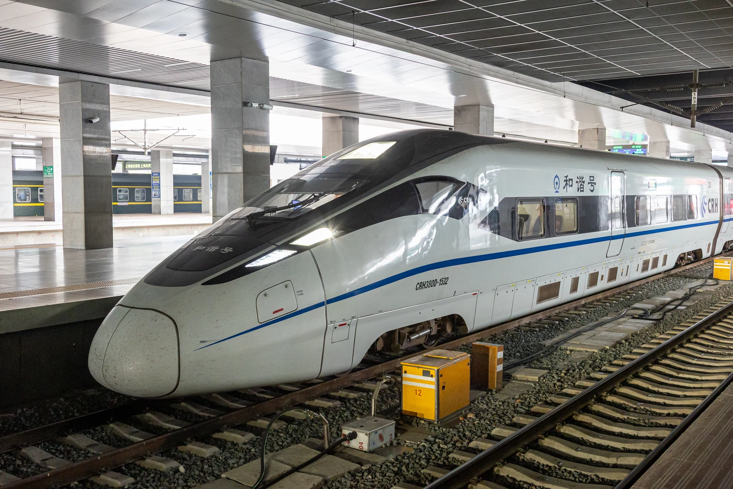 2026 年上海車站停靠的和諧號高鐵列車