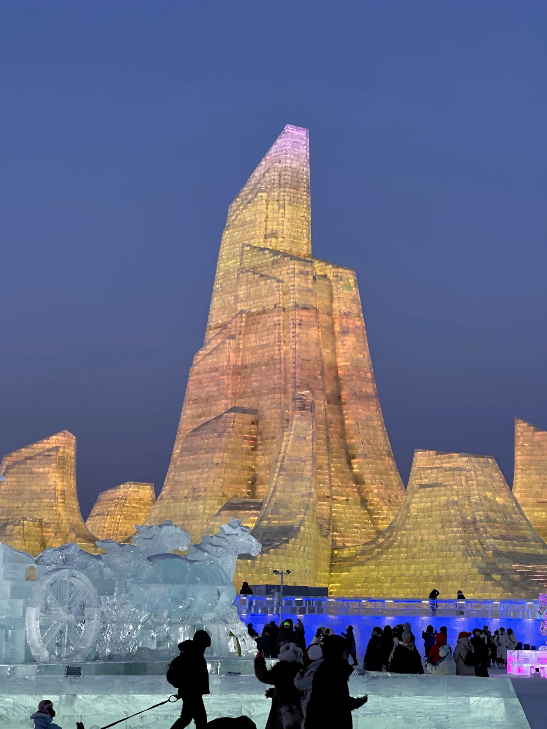 哈爾濱冰雪大世界夜間主體冰雕
