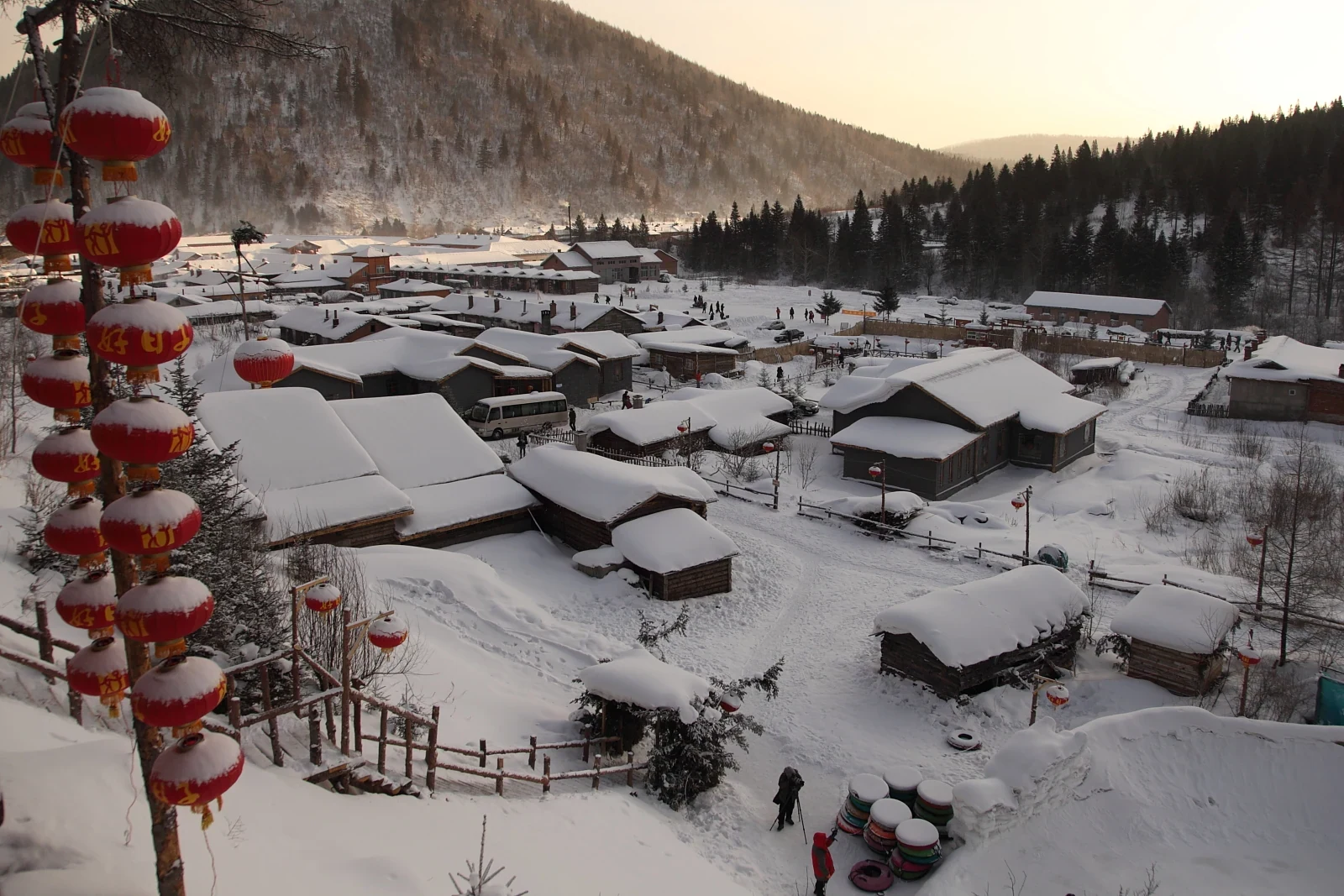 雪鄉日間積雪木屋與紅燈籠