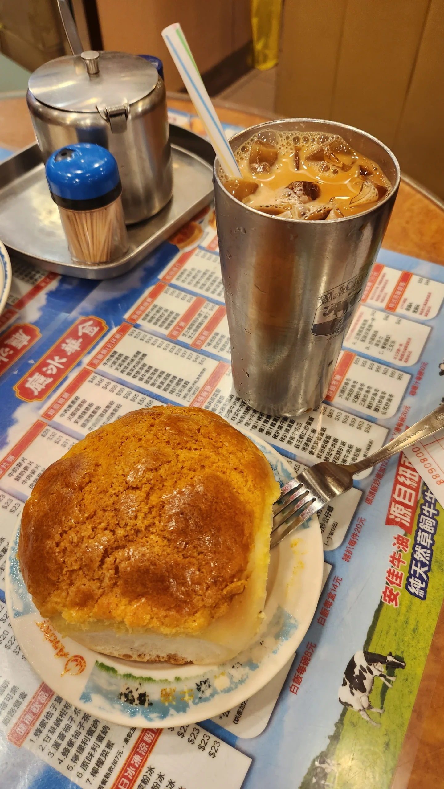 港式菠蘿包和冰奶茶