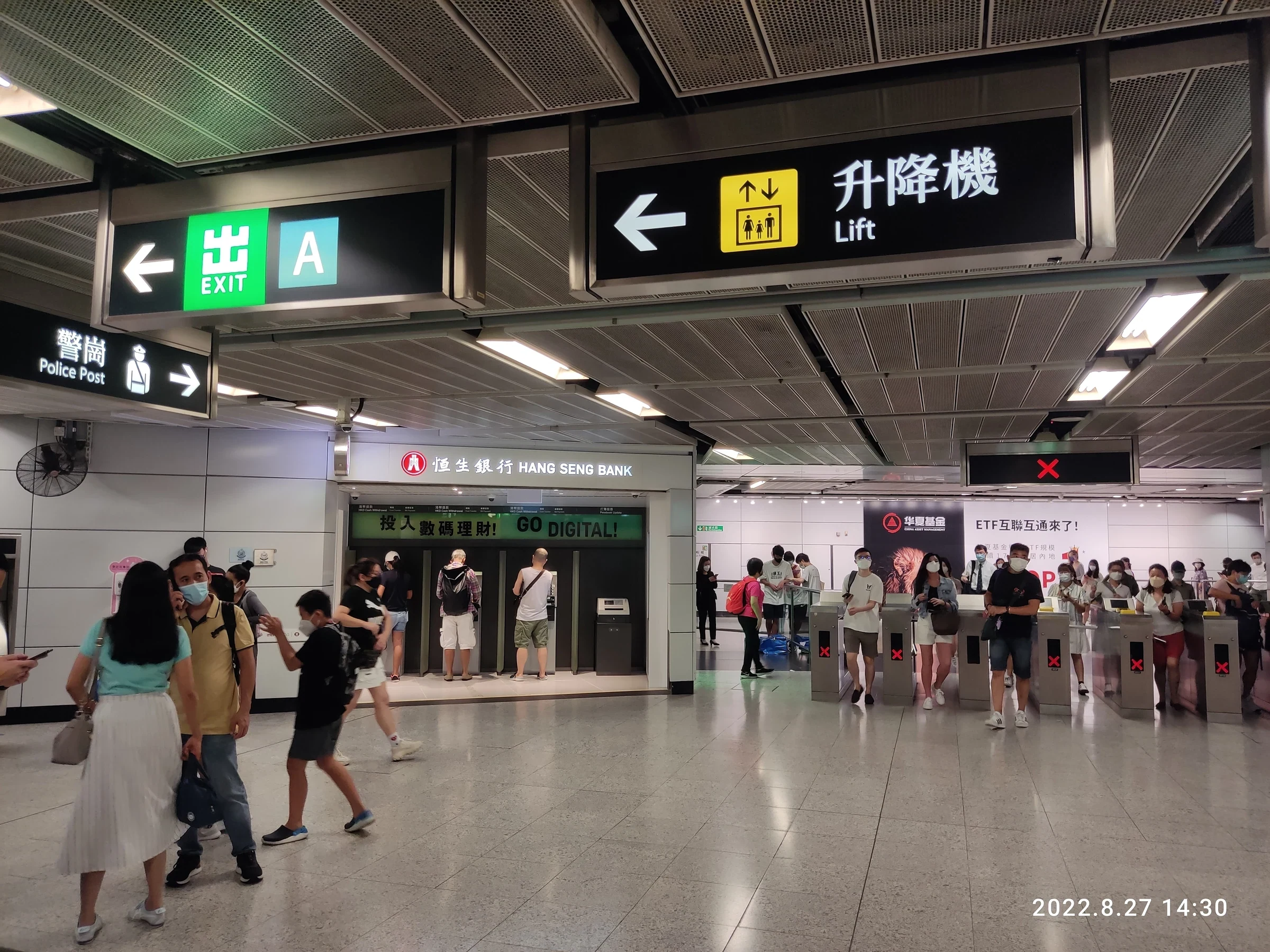 Exit A and lift signs in the Central station concourse in 2022