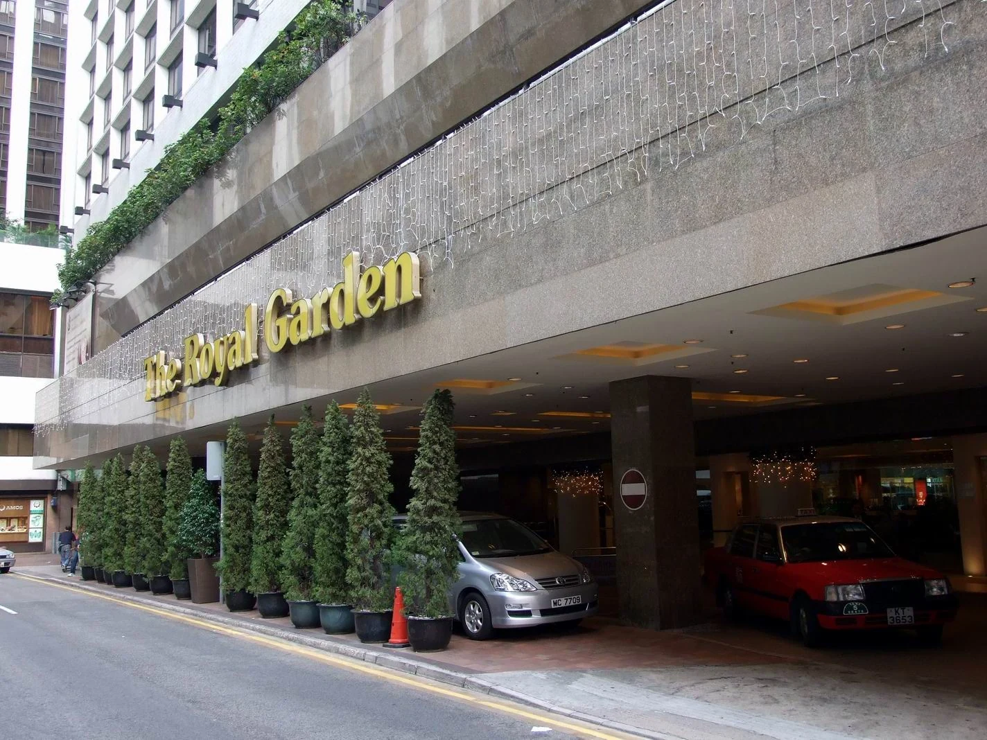 2007年のThe Royal Garden入口。金色の看板にThe Royal Gardenと書かれている