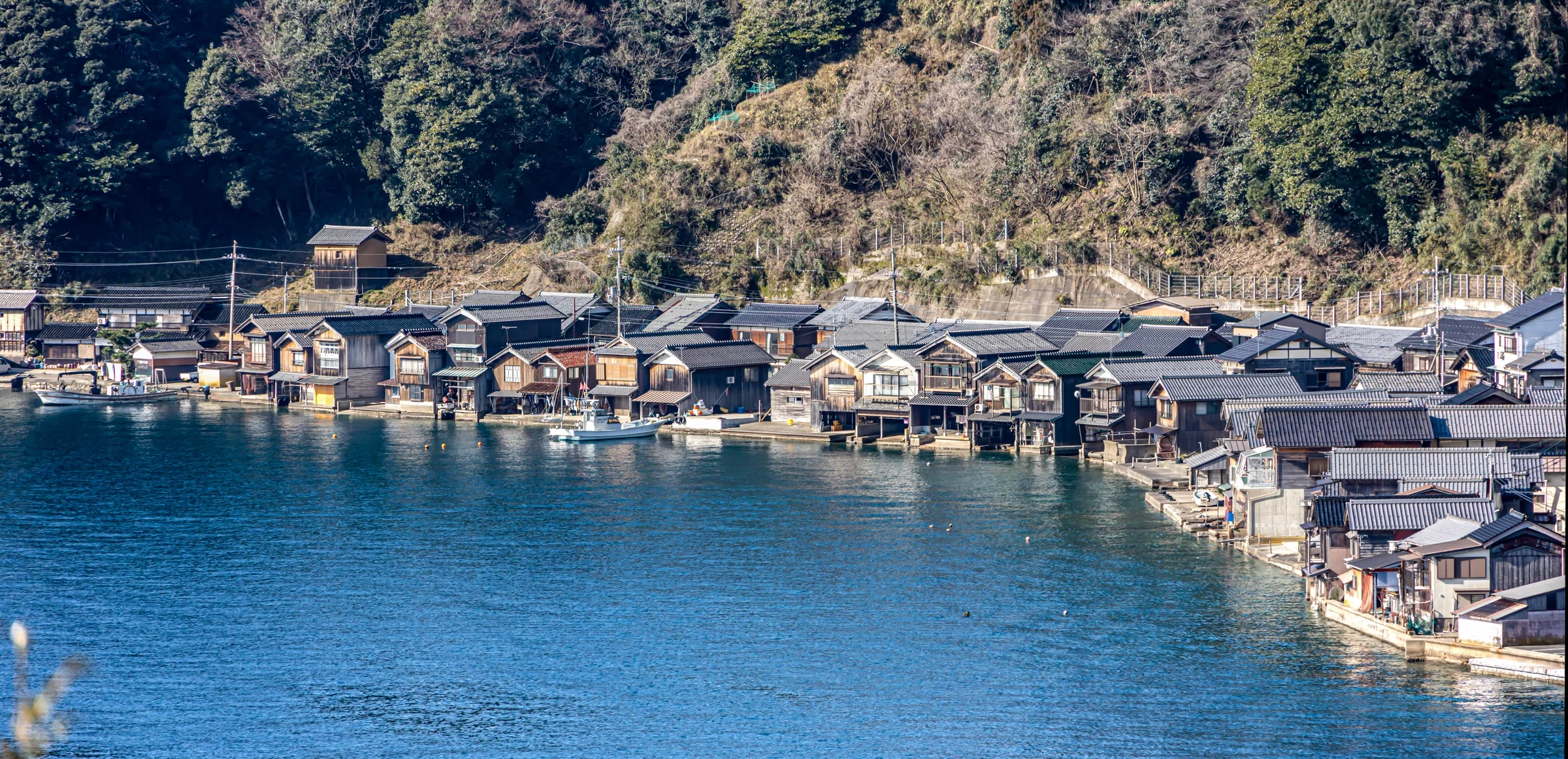 日本京都伊根灣沿岸一整排臨海而建的傳統舟屋