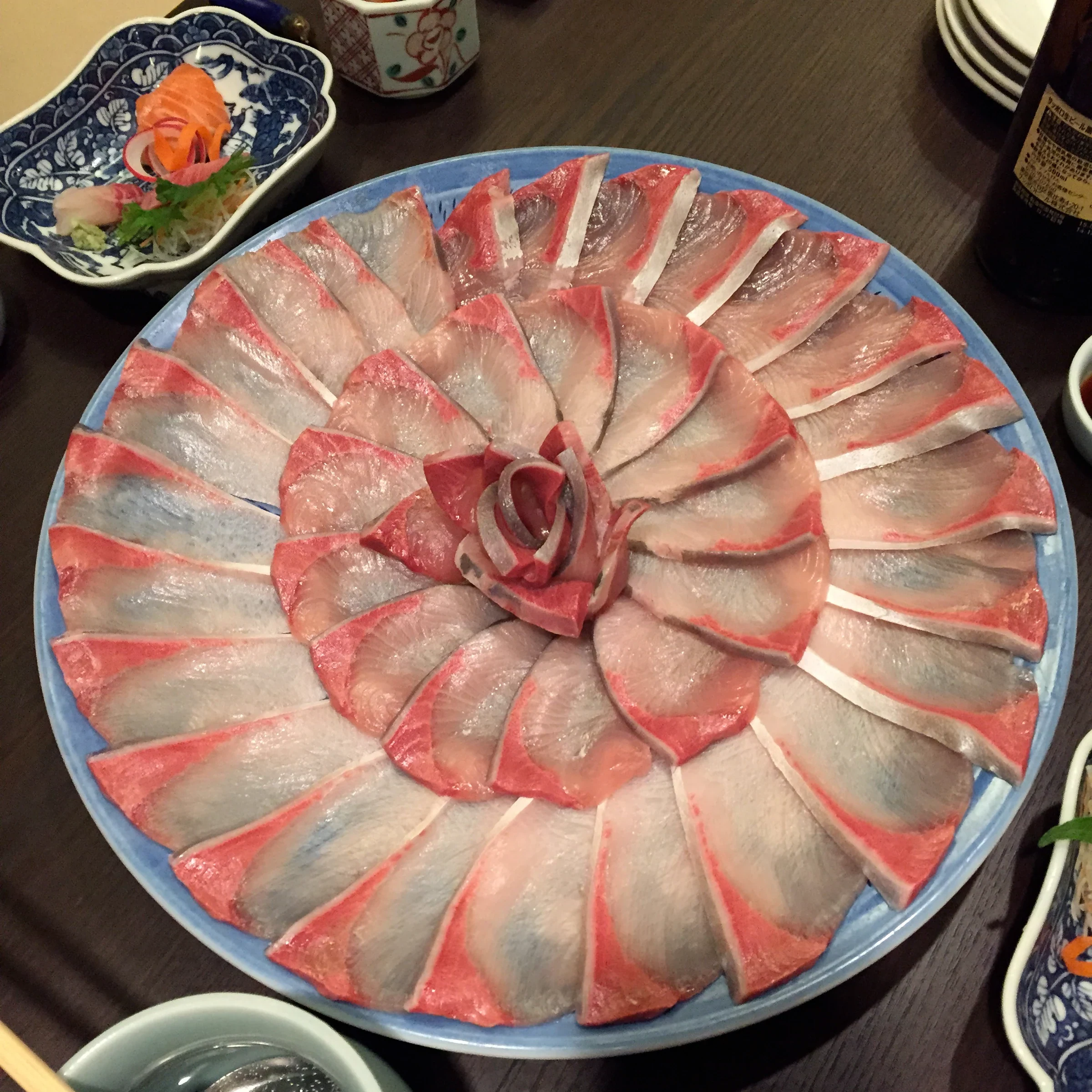 一盤用於日本鰤魚涮涮鍋的薄切鰤魚片
