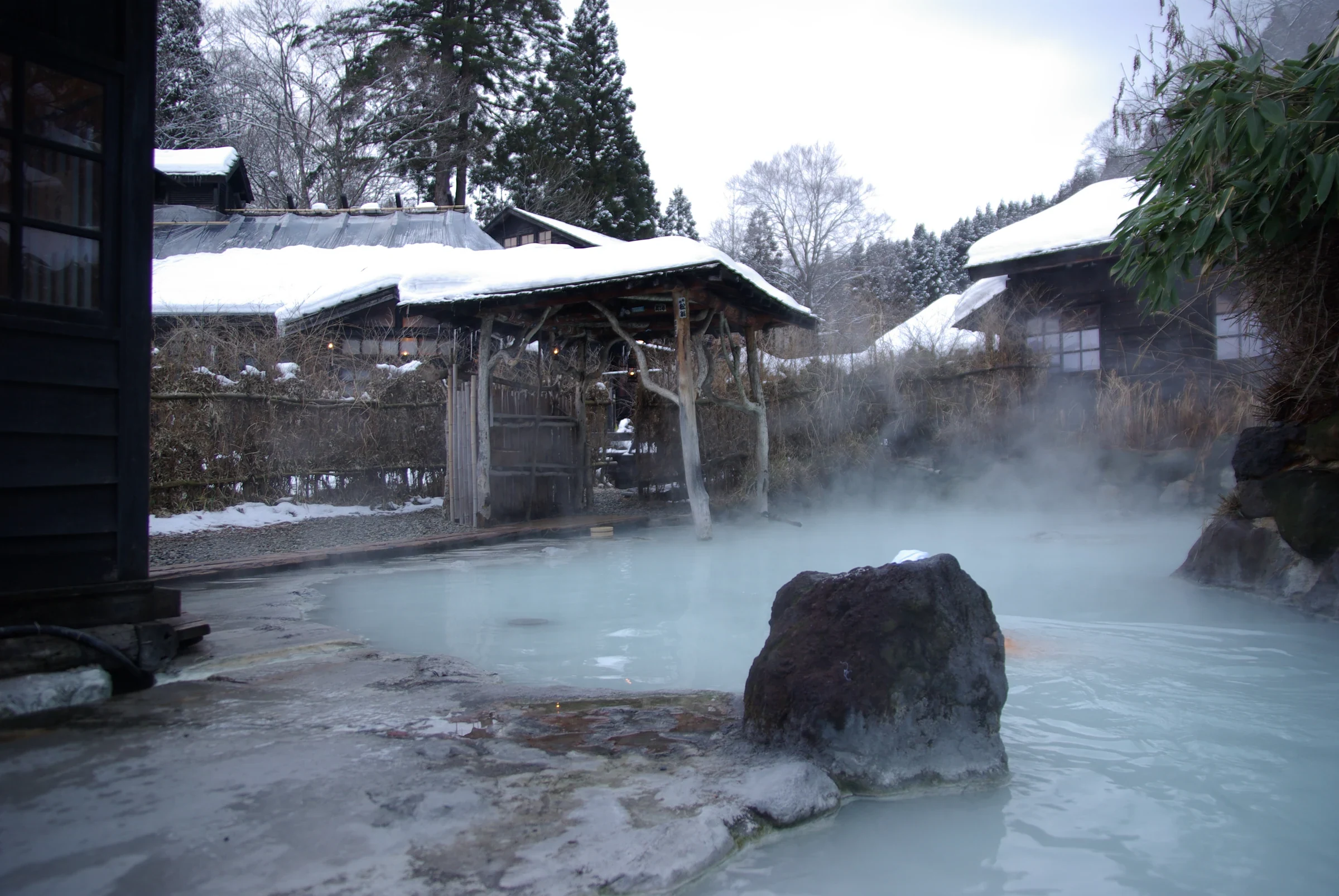 秋田乳頭溫泉鄉鶴之湯冬季覆雪建築與露天溫泉