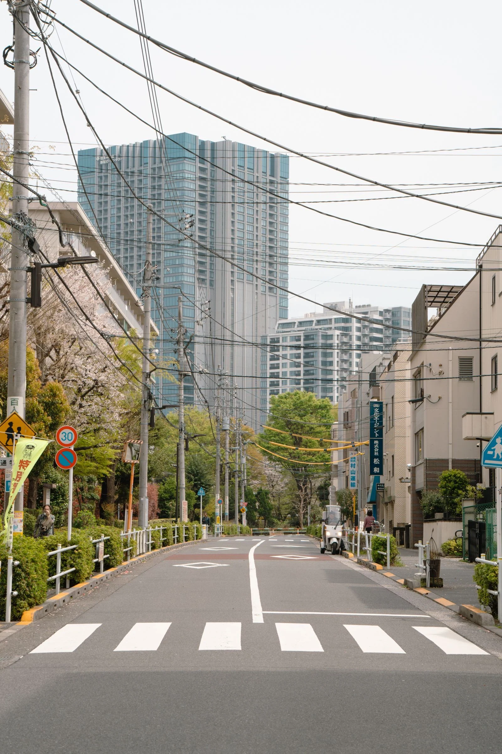 東京都會街道，旅遊eSIM購買前需確認商品速度限制