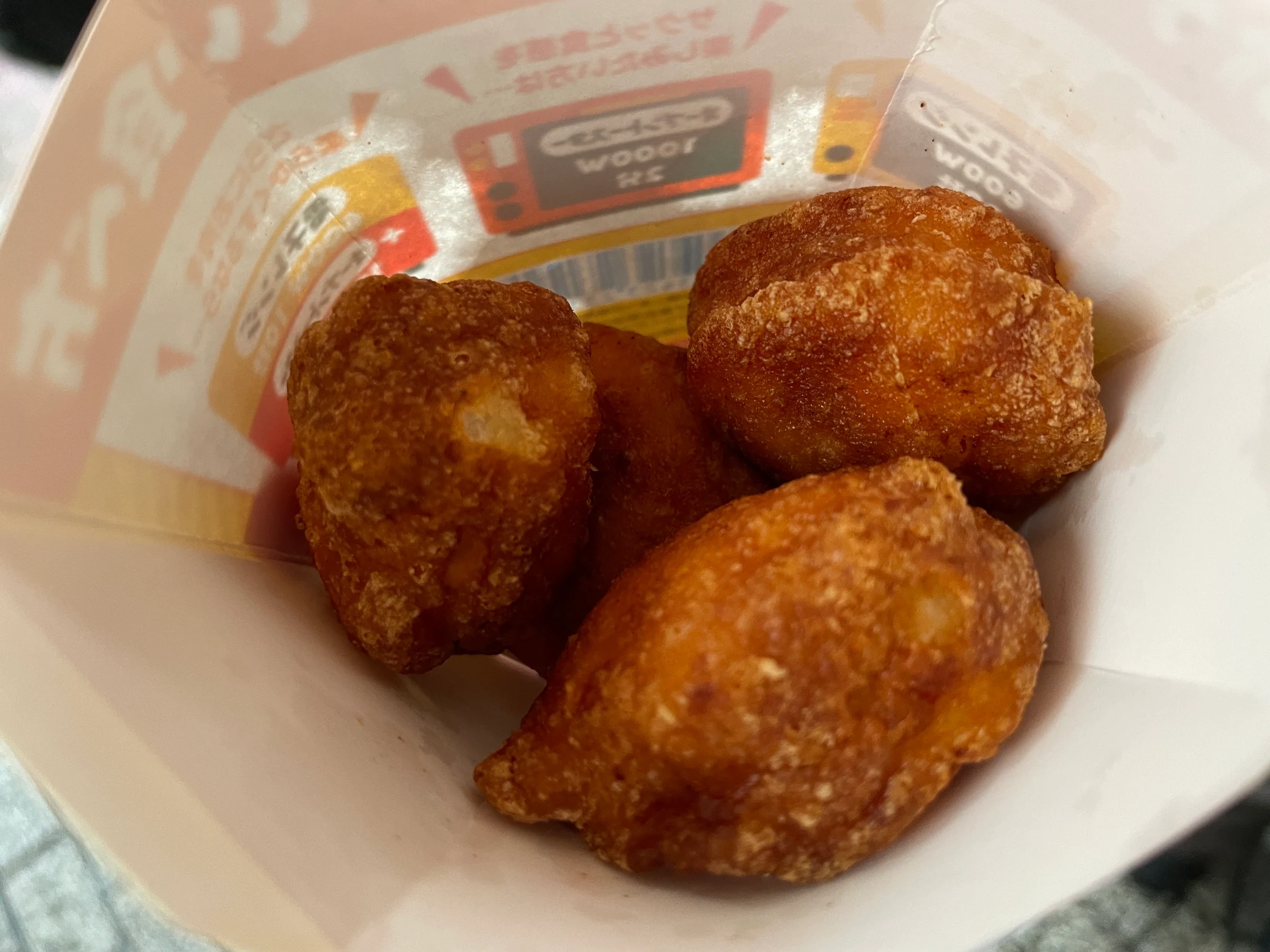 Lawson からあげクン炸雞君紙盒裡的 5 顆小塊炸雞