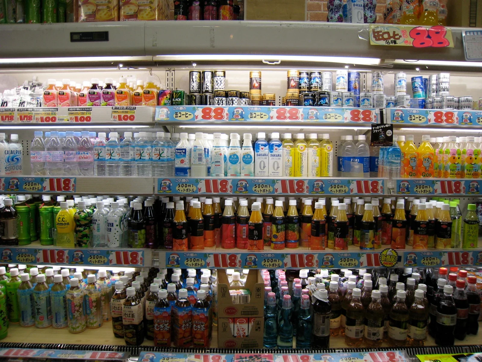 唐吉訶德飲料貨架與 Donpen 價格牌